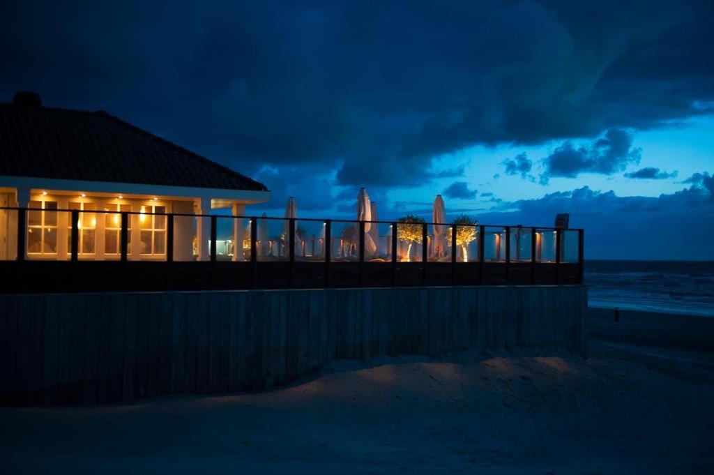 Comfort Appartementen Strandhuys en de Vuurtoren: Beachside Retreat with Private Terrace and Indoor Pool Hollum  Exterior photo